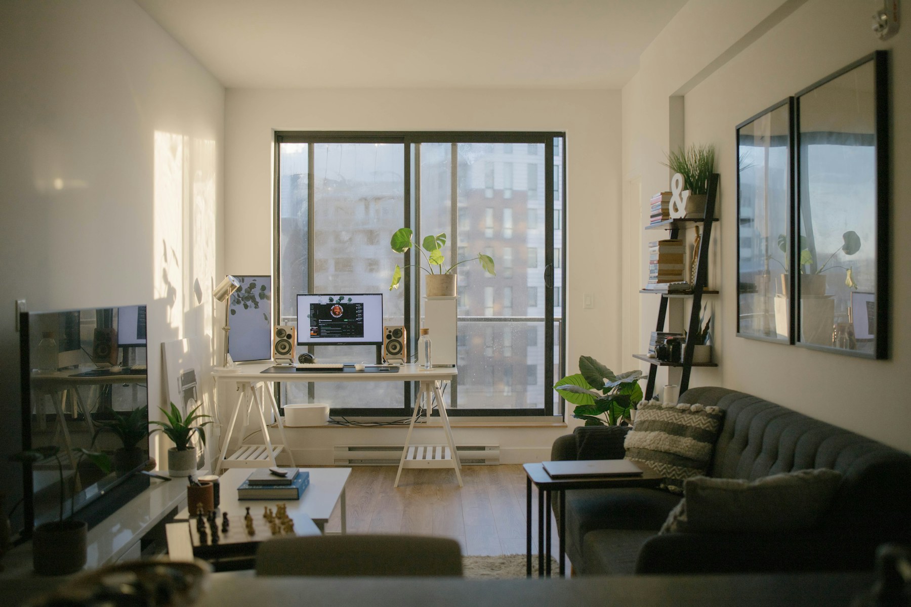 Heller Wohnraum mit integriertem Arbeitsplatz